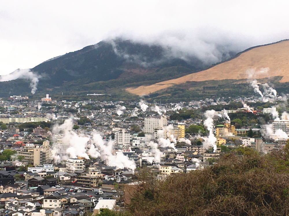 貴船城の3階から見た湯けむり越しの鶴見岳