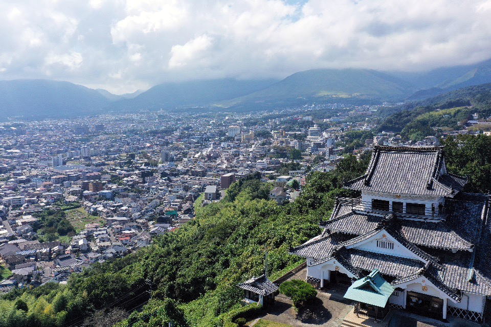 貴船城越しの別府の街並