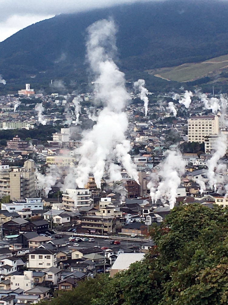 貴船城の庭から見た鉄輪(カンナワ)温泉の湯けむり