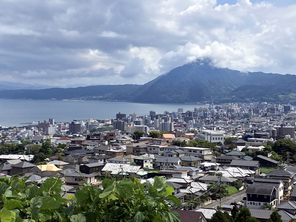 貴船城の庭から見た別府の街並と高崎山