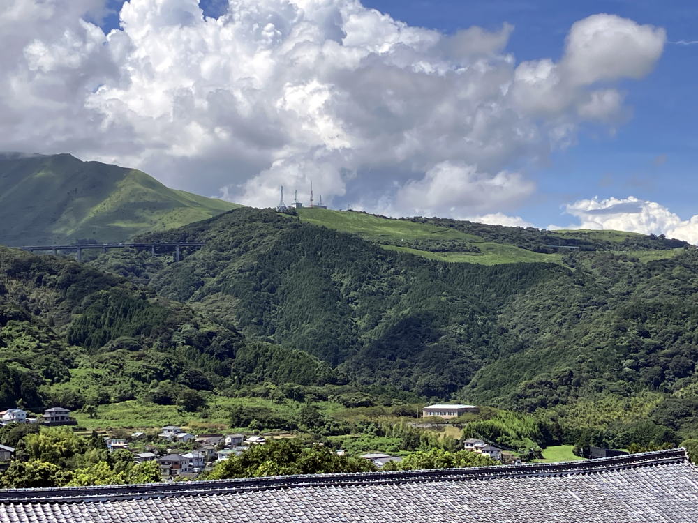 貴船城越しの別府の街並