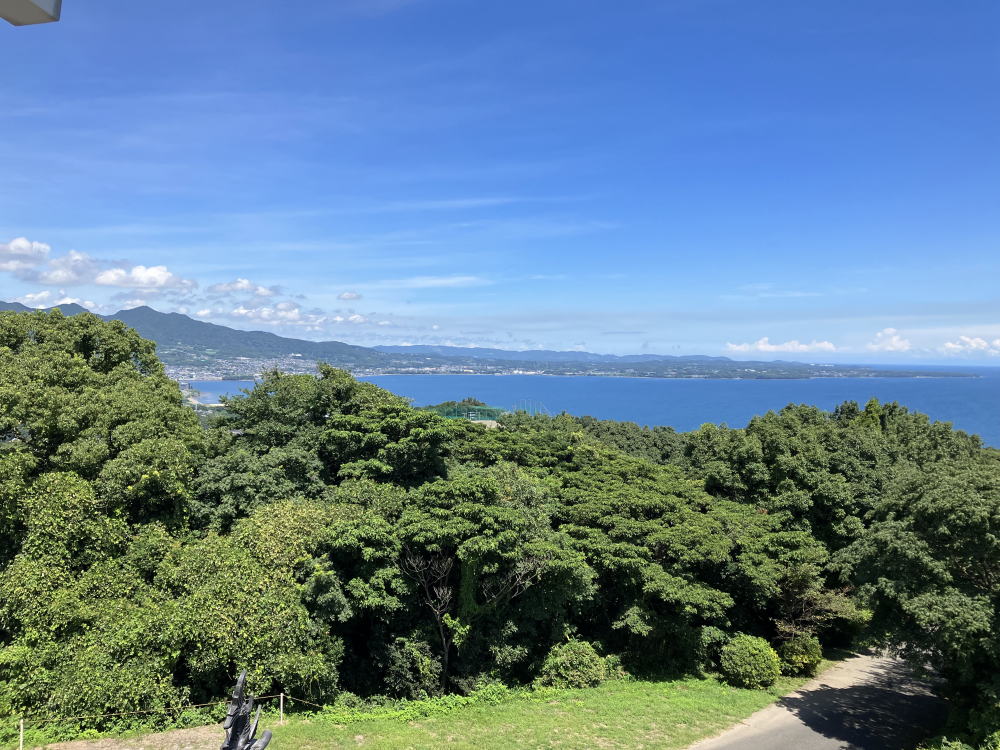 貴船城の庭から見た青く素晴らしい別府湾