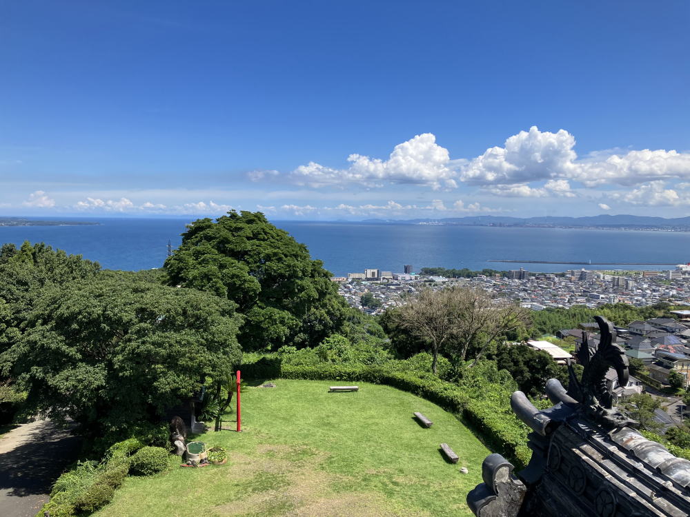 貴船城の3階から見た庭と青く素晴らしい別府湾、大分市の家並みや工場群