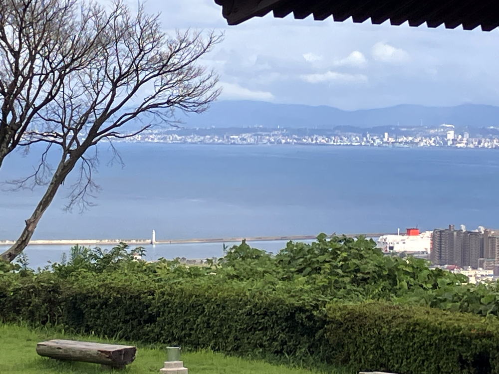 貴船城の庭から見た別府湾と大分市の家並みや工場群